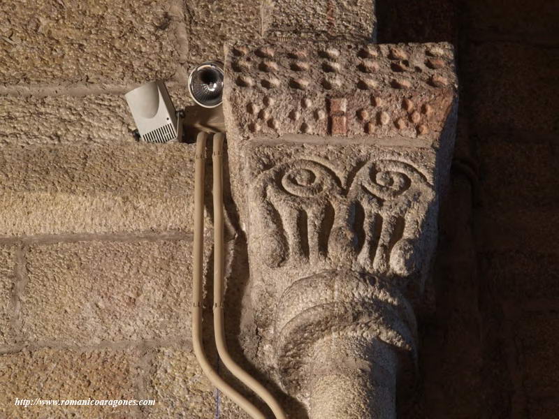 CAPITEL DEL ARCO TRIUNFAL SUR EN EL BSIDE CENTRAL